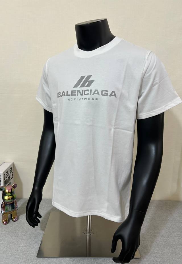 Balenci*Ga2025Ss巴黎世家 Ib反光英文短袖T恤，官网在售；64支240G ，100%纯棉，独家定织定染布料 领口包边包条，面料质感柔软舒适，透气
