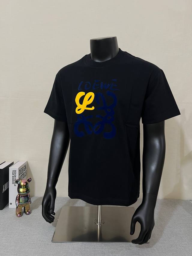 Loew*罗意威 2025Ss新品 选用64支240G高密度双纱纯棉面料 ，百搭款短袖T恤；胸前多色大Logo 植绒印花 发泡印花结合！！ 图案立体 品质感拉满