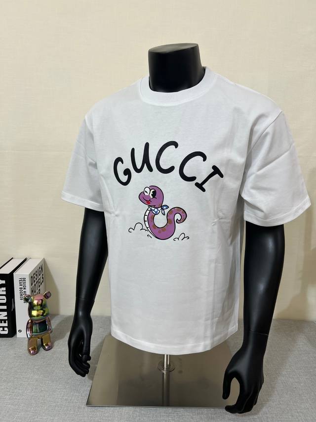 Gucci 古驰蛇年限定 2025Ss 甄选64支240G双纱纯棉面料，柔软亲肤，透气性好，印花小蛇限定款，细节到位，对版对位；三标齐全，颜色 黑色 白色 ；尺