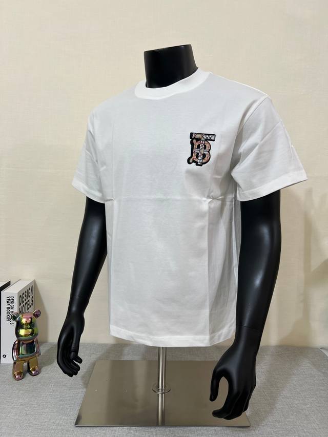 巴宝莉 Bur*Berry 2025Ss春夏最新款圆领时尚短袖T恤，甄选64支高密度240G 纯棉面料 三针走线工艺 领口做骨包边 不易变形！贴肤舒适，透气性好