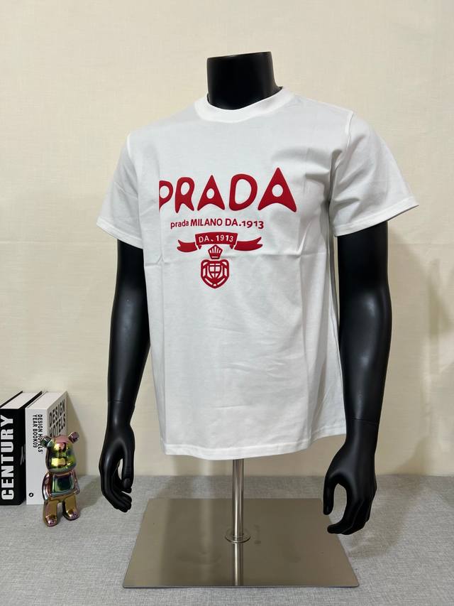 Prada普拉达 2025Ss设计师款，发泡印花艺术字盾牌1913短袖T恤，选用64支 240G双纱纯棉面料；简单好看；面料柔软亲肤，版型宽松好看，图案简单不浮