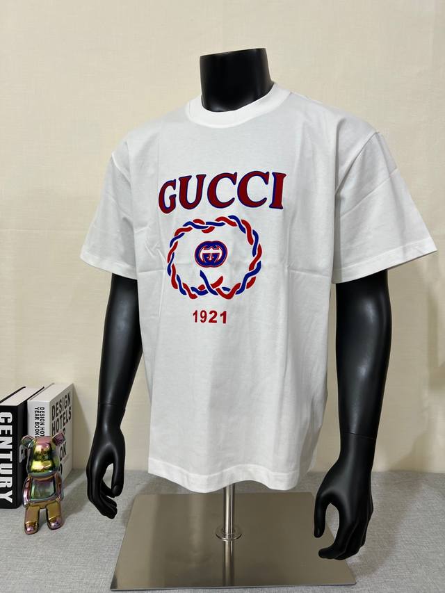 古驰1921 #Gucci 2025Ss春夏新款圆领短袖T恤，选用64支240G双纱100%纯棉，衣服柔软棉感细腻，经典1921麻花贴布植绒印花工艺双层高温烫印