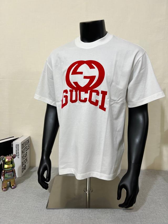 古驰Gucci 2025Ss 植绒贴布暗花印花短袖T恤，设计师款，选用64支240G双纱纯棉面料柔软透气；植绒Logo暗藏Gucc双G Logo 简单好看；面料