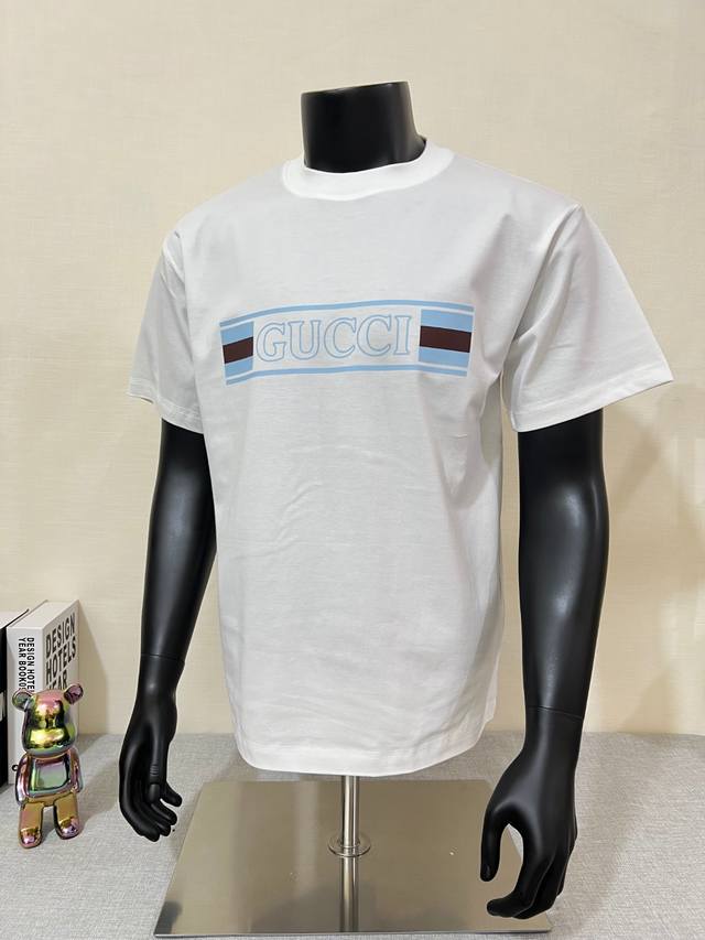 Gucci 古驰 25Ss官网同步；圆领印花纯棉T恤；甄选240G 64支高密度双纱纯棉；高密度螺纹 领口包边包条，不易变形，纯棉面料透气垂感好，成衣高温过水处