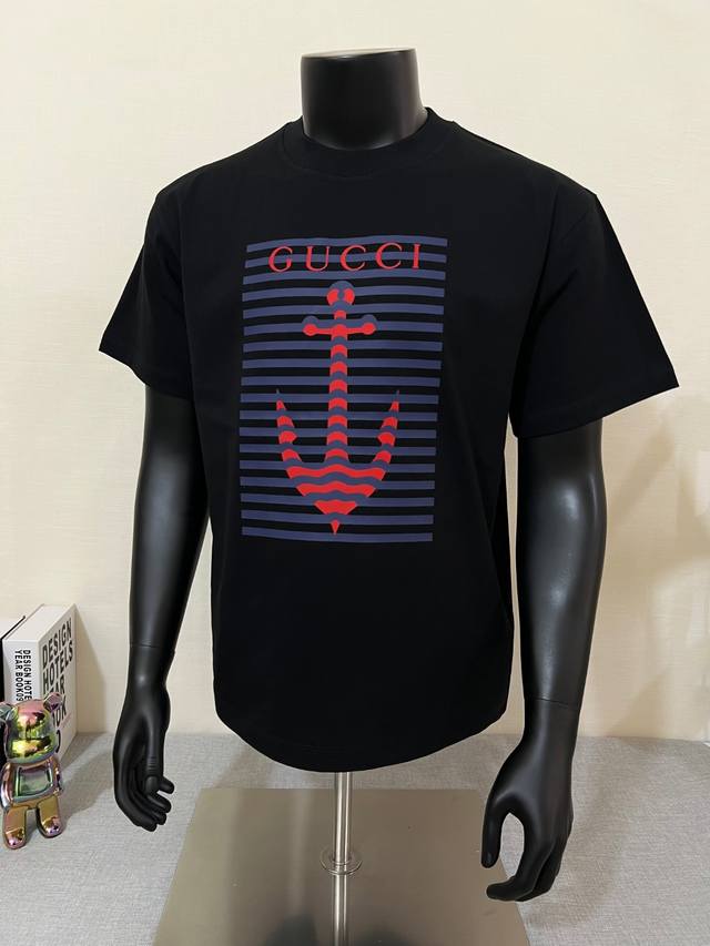 Gucci 官网同步 G家｜25Ss新款 水手系列印花圆领短袖T恤 官方在售款；面料同步240G 64支紧密双纱纯棉面料；白色与官网一致透标细节到位，印花织纯棉
