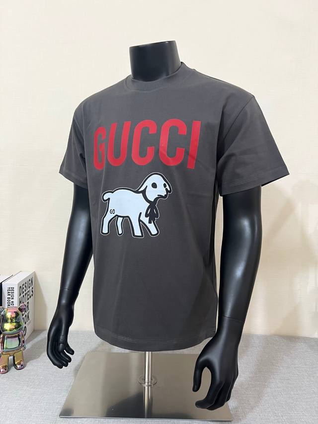 Gucci 古驰 25Ss 官网同步；小羊圆领印花短袖T恤，官网在售款，面料甄选240G 64支双纱纯棉 面料柔软不闷热；透气性和垂感都非常好；高密度；螺纹领口