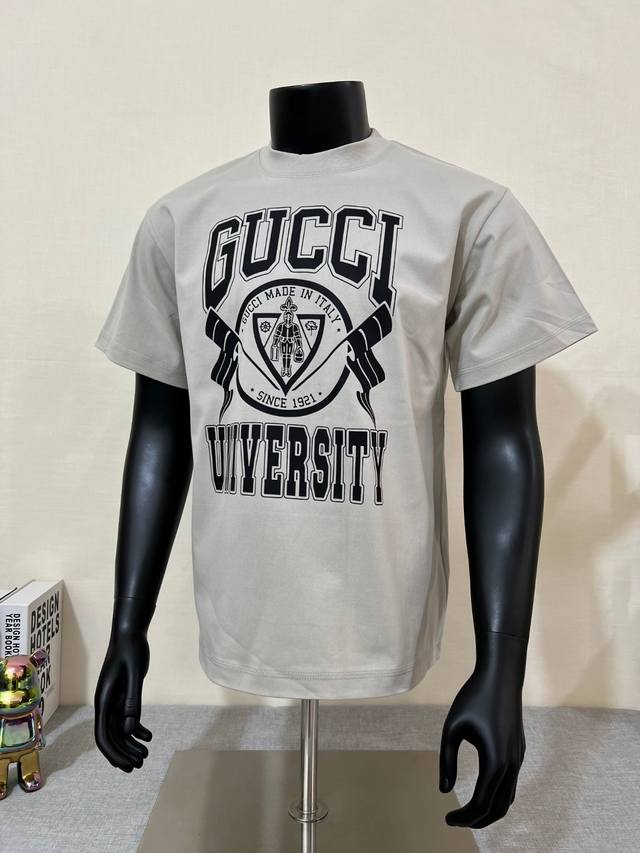Gucci 古驰 25Ss 官网同步；学院字母Logo圆领短袖T恤，官网在售款，面料甄选240G 64支双纱纯棉 面料柔软不闷热；透气性和垂感都非常好；高密度；