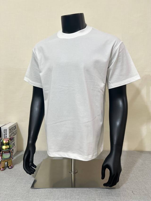 Gucci 古驰 25Ss 官网同步；简单款背后字母，含义：假期旅行出游，很适合当下爱旅行的你，惬意舒心的心态；面料甄选240G 64支双纱纯棉 面料柔软不闷热