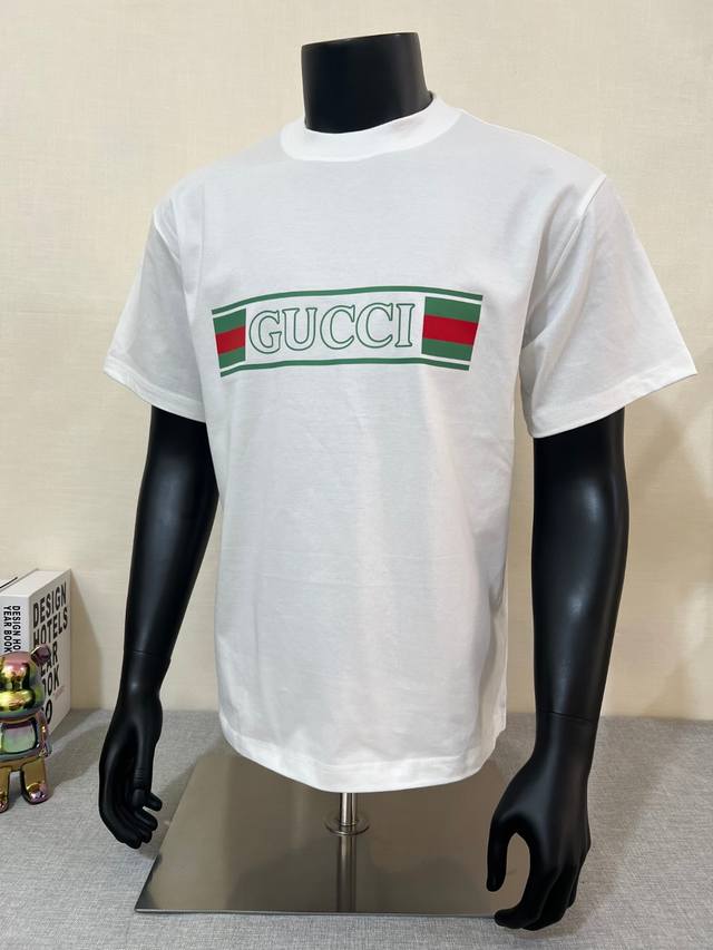 Gucci 古驰25Ss官网新款；Logo字母印花圆领短袖T恤 正确版本与官网一致 ；面料甄选240G 64支原版双纱纯棉 白色透标，细节到位 面料柔软 透气