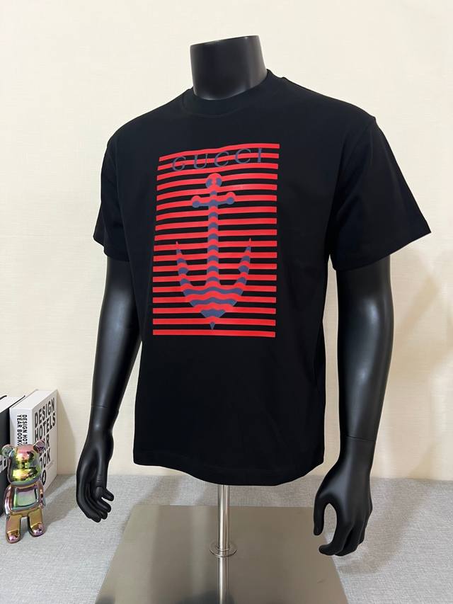 Gucci 官网同步 G家｜25Ss新款 水手系列印花短袖T恤 官方在售款；同步240G 64支紧密双纱纯棉面料；印花织纯棉短袖 高密度螺纹高版本与官网细节同步