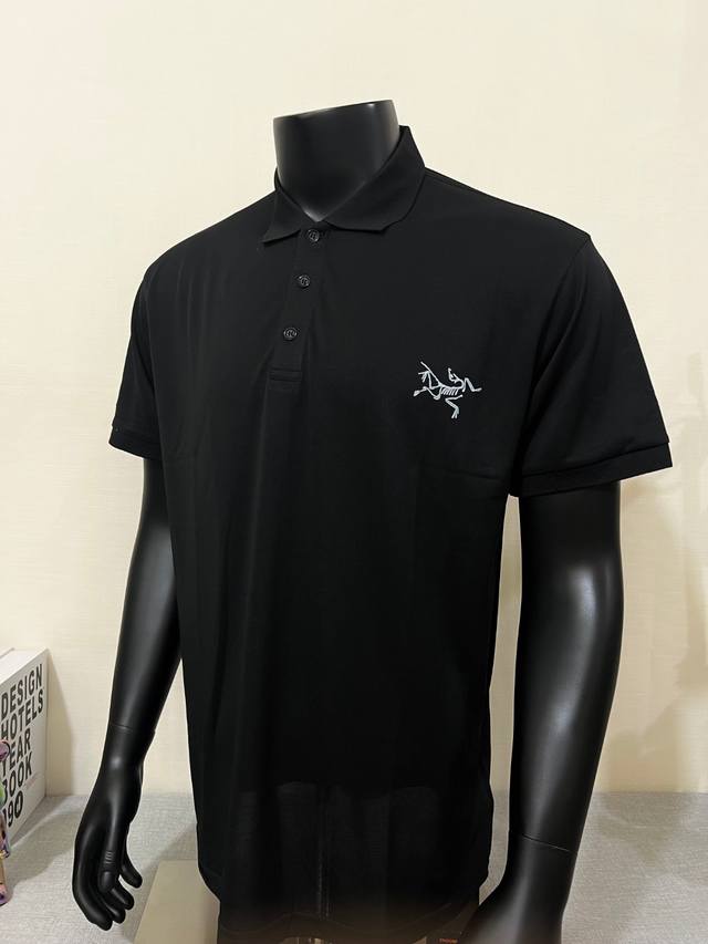 Arcteyx 始祖鸟 冰丝速干Polo 官网同步在售，原版拓印领标；印花鸟Logo标识与原版一致，细节到位，袖口螺纹处理，Yb开模细节拉满，轻薄透气，上身非常