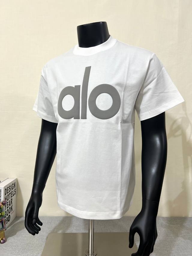Alo Yoga 阿洛顶级版本 官网同步；2025Ss 定制64支240G双纱100%纯棉 质感柔软透气性好，甄选面料，严苛做工 高品质三针走线； 成衣选用发泡