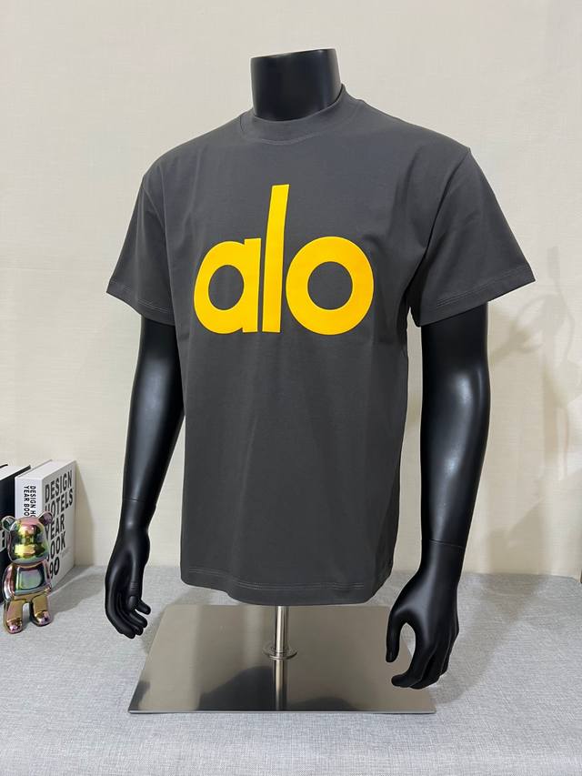 Alo Yoga 阿洛顶级版本 官网同步；2025Ss 定制64支240G双纱100%纯棉 质感柔软透气性好，甄选面料，严苛做工 高品质三针走线； 成衣选用发泡
