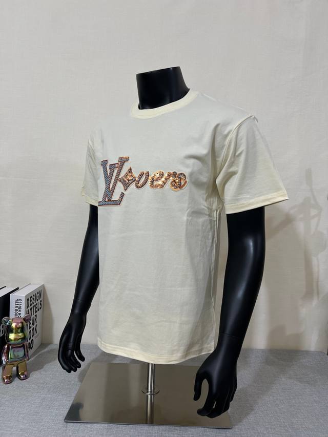 Louis Vuitton*路易威登 2025Ss 串珠刺绣字母短袖T恤，三标齐全 原版配套辅料1:1，质感非常柔软舒服 100%区别市场的顶级面料 不缩水 不