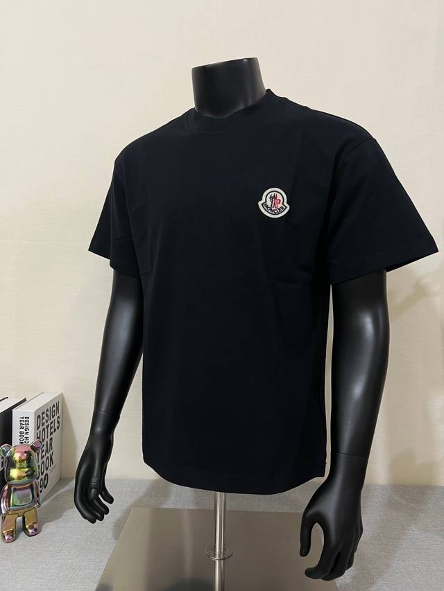 蒙口 Moncler 经典小标刺绣；支持Nfc扫码；100% 64支高密度240G纯棉短袖，精致刺绣Logo胸前小标钉标工艺，官网同款240克双面定制纯棉面料，