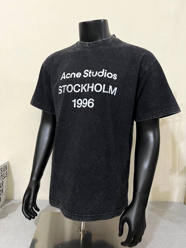 Acne Studios 艾克妮 顶级版本 官网同步2025Ss水洗做旧短袖，3色，面料选用64支240G双纱面料100%纯棉品质，版型宽松质感柔软，水洗效果很