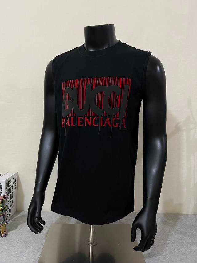 Gucci&Balenciga 古驰&巴黎#2025设计师款 植绒发泡印花无袖，240G双纱纯棉面料，质感柔软 上身舒适，个性时尚的印花图感，带来不一样的视觉冲