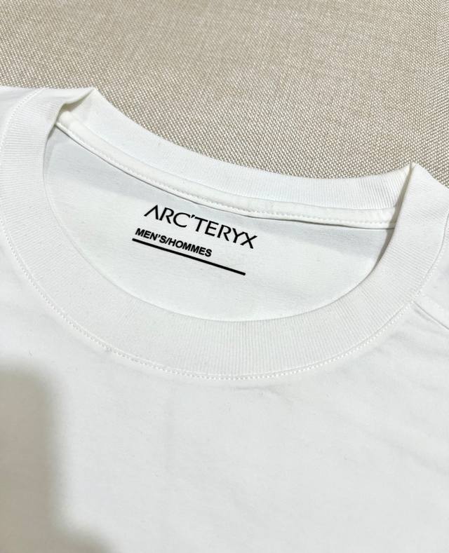 细节图 始祖鸟Arc'teryx 顶级版本 Yb开模 机能休闲运动印花T恤，选用 G 65%纯棉 +35速干防晒科技面料混纺面料，既有透气 柔软轻盈 又有速干