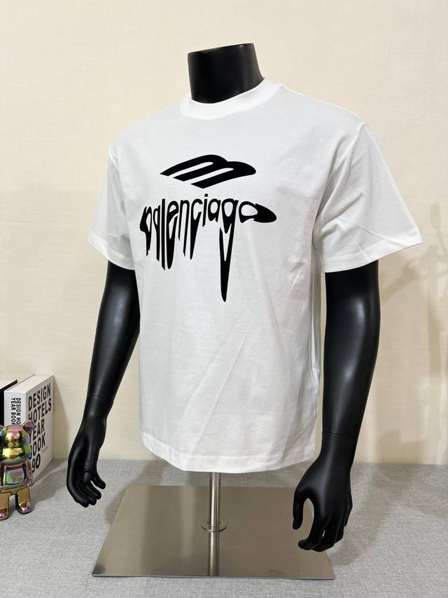 Balenciaga巴黎世家顶级版本1:1官网品质 25Ss 3M大E水滴艺术字母印花短袖T恤，采用绒面植绒印花， 高温3次烫印，质感柔软，爽身透气，面料64支