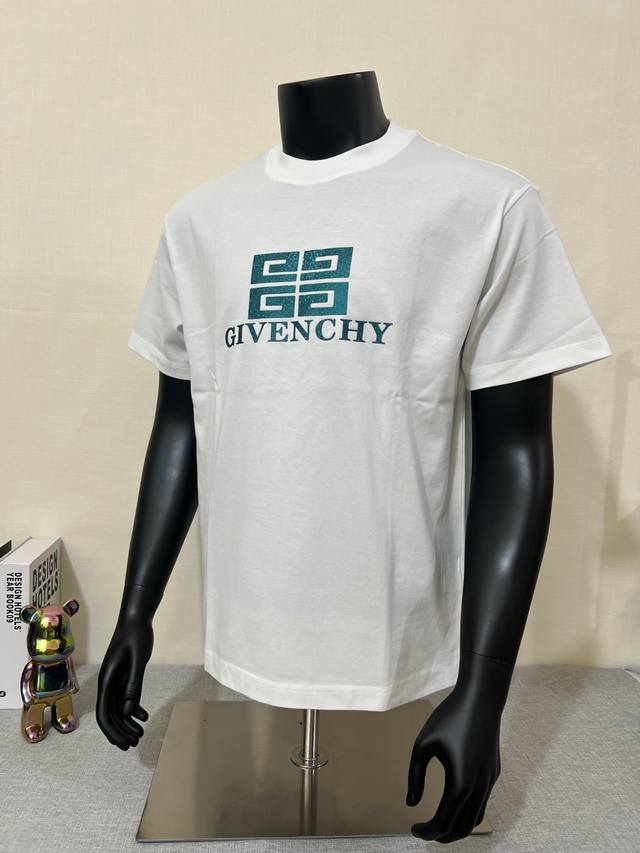 Givench* 纪梵希 2025新款 蛇年限定 鳞片蛇型反光字母Logo 男女同款 短袖T 定制64支 240G 100％双纱纯棉面料 双股螺纹，领口包边包骨