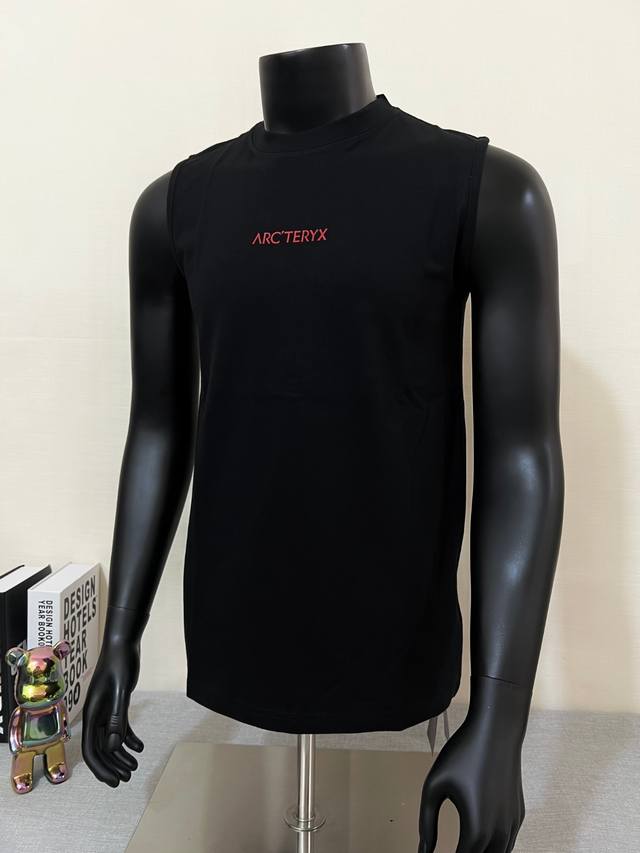 Arcteryx 始祖鸟 2025Ss新款 Gw同步在售；多层印花发泡Logo无袖T恤马甲，定制64支高密度240克100%双纱纯棉面料，面料柔软，上身舒服透气
