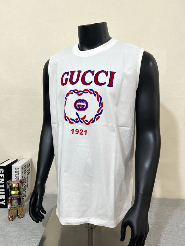古驰1921#Gucci 2025Ss春夏新款圆领无袖马甲，面料甄选64支240G双纱纯棉，衣服柔软棉感细腻，植绒印花工艺双层高温烫印使得植绒印花和棉质成衣紧密