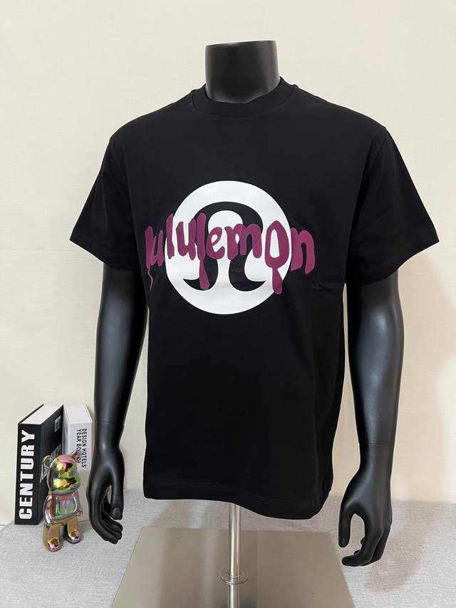 Lululemon 露露乐蒙# 2025Ss春夏新款圆领短袖，今年最火热的加拿大潮牌 ，面料甄选64支240G高密度双纱纯棉，衣服柔软棉感细腻，三次植绒印花工艺