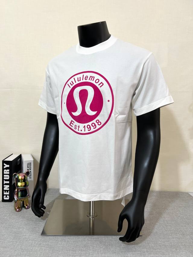 Lululemon露露乐蒙 2025Ss 新品上新纯棉男女同款短袖，植绒印花大Logo 后背植绒印花小Logo，潮人必备；64支240G 纯棉面料打造 面料柔软