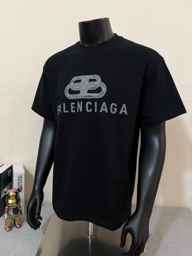Bale*Ciaga 巴黎世家2025设计师新款圆领短袖T恤，采用64支高密度240G100%纯棉面料，双纱织造工艺，布面光洁平整，手感顺滑紧密、手感舒适、柔软