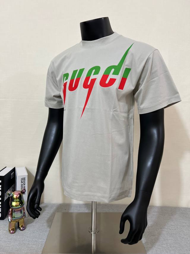Gucci 古驰2025 官网同步在售；经典刀锋配色印花短袖T恤，男女同款；面料细节对货对版64支240G双纱纯棉 手感细腻 柔软舒适，三标齐全， 细节到位，颜