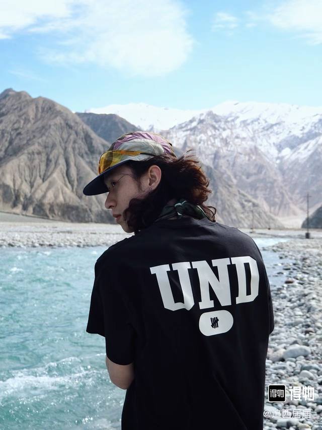 上新 款号: 699# Undefeated五条杠经典落肩宽松短袖男女同款 260G双纱全棉双纱面料定染同色螺纹 胸前数码直喷印花 前后胸立体裁剪 双层面料缝合