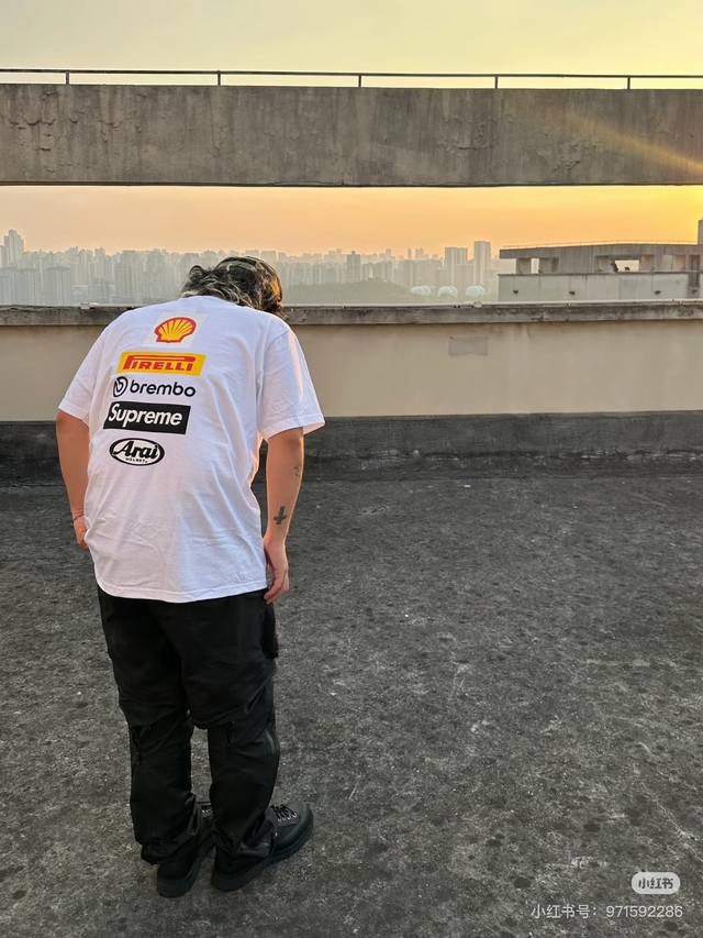 上新 款号: 750# Supreme 25Ss Ducati 杜卡迪联名 短袖T恤男女同款 Sup印花采用比利时进口热固油墨印花 区别常规热转印 ，又称塑胶油