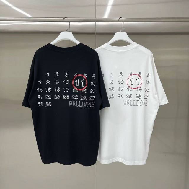 新款 款号: W248# We11Done 日历印花 宽松圆领短袖T恤男女情侣款 面料：2 G双纱精梳紧密赛络纺重磅纯棉 工艺：走线均是全身三线缝制，后领织带包