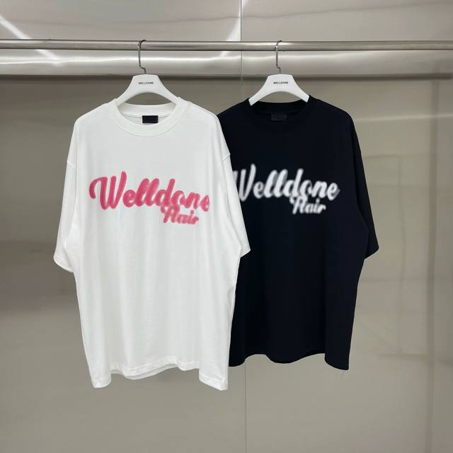 新款 款号: W240# We11Done 模糊字母印花 宽松圆领短袖T恤男女情侣款 面料：2 G双纱精梳紧密赛络纺重磅纯棉 工艺：走线均是全身三线缝制，后领织