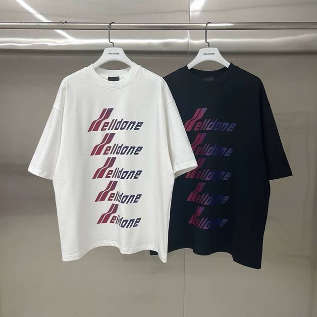 新款 款号: W131# We11Done 渐变彩色弹幕 宽松圆领短袖T恤男女情侣款 面料：280G双纱精梳紧密赛络纺重磅纯棉 工艺：走线均是全身三线缝制，后领