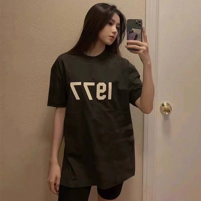 顶级最高版 895# -Fear Of God Essentials 第八季22Fw最新1977数字植绒印花宽松短袖T恤情侣款- 顶级爆款复刻，跑量福利，真正Z