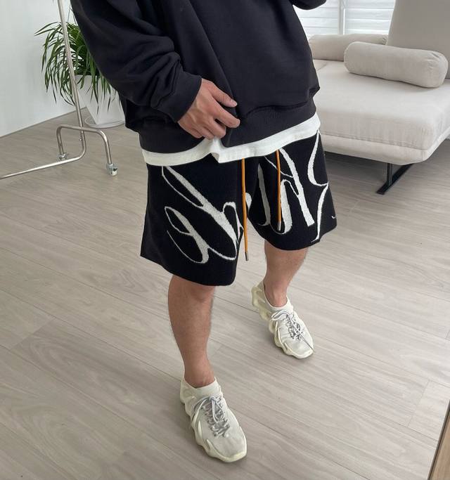 更多上身资讯 顶级版本 R87# -Rhude 万宝路23Fw最新提花字母重磅高街抽绳针织短裤 男女同款- 说到如何穿的高级 你真的少不了一件Rhude 来自美