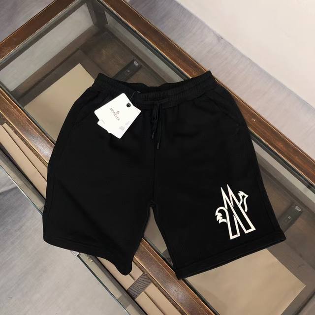 Mon*Cler 蒙*口 新款休闲短裤～定制卫衣毛圈棉面料，柔软舒适亲肤感极佳，吸汗透气！品牌标志性压胶 Logo，简约休闲款式打造休闲与个性兼备的时髦单品，大