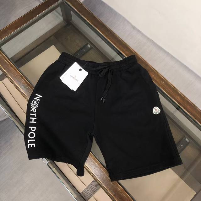 蒙口 新款休闲百搭短裤～ 品牌Logo图案 标志性刺绣工艺。定制卫衣毛圈棉面料，柔软舒适亲肤感极佳，吸汗透气！五金带有标志性Logo！简约休闲款式打造休闲与个性