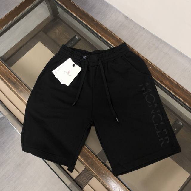 Mon*Cler 蒙*口 新款休闲短裤～定制卫衣毛圈棉面料，柔软舒适亲肤感极佳，吸汗透气！品牌标志性压胶Logo图案，简约休闲款式打造休闲与个性兼备的时髦单品，