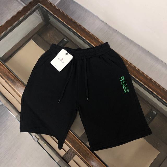 Mon*Cler 蒙*口 新款休闲短裤～定制卫衣毛圈棉面料，柔软舒适亲肤感极佳，吸汗透气！侧边品牌标志性压胶Logo图案，简约休闲款式打造休闲与个性兼备的时髦单