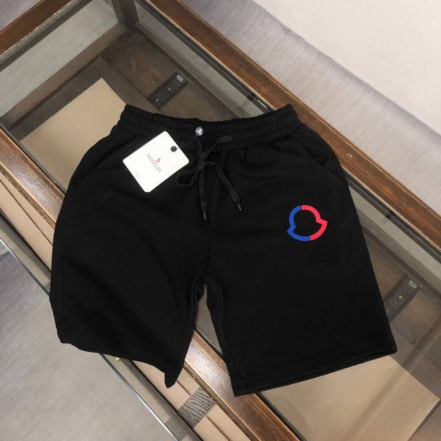 Mon*Cler 蒙*口 新款休闲短裤～定制卫衣毛圈棉面料，柔软舒适亲肤感极佳，吸汗透气！品牌标志性立体硅胶Logo图案，简约休闲款式打造休闲与个性兼备的时髦单