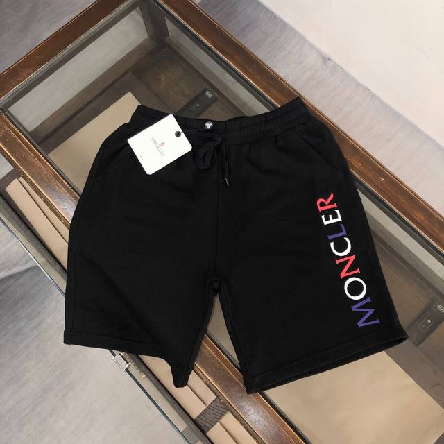 Mon*Cler 蒙*口 新款休闲短裤～定制卫衣毛圈棉面料，柔软舒适亲肤感极佳，吸汗透气！品牌Logo撞色印花，简约休闲款式打造休闲与个性兼备的时髦单品，大气且
