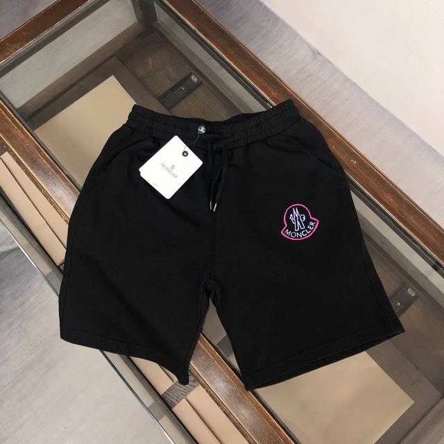 Mon*Cler 蒙*口 新款休闲短裤～定制卫衣毛圈棉面料，柔软舒适亲肤感极佳，吸汗透气！品牌标志性Logo图案，简约休闲款式打造休闲与个性兼备的时髦单品，大气