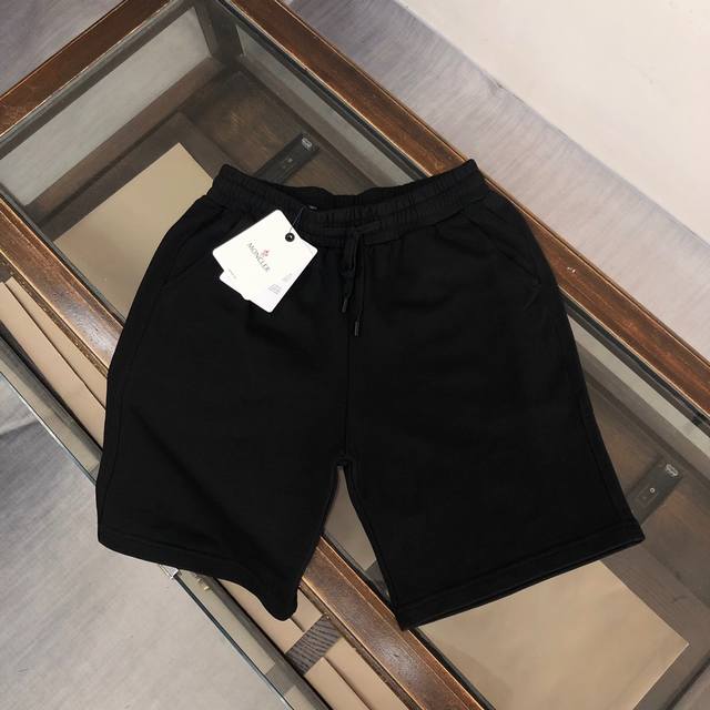 Mon*Cler 蒙*口 新款休闲短裤～定制卫衣毛圈棉面料，柔软舒适亲肤感极佳，吸汗透气！五金带有标志性Logo！正面打造干净简约净版，背面口袋带有标志性Log