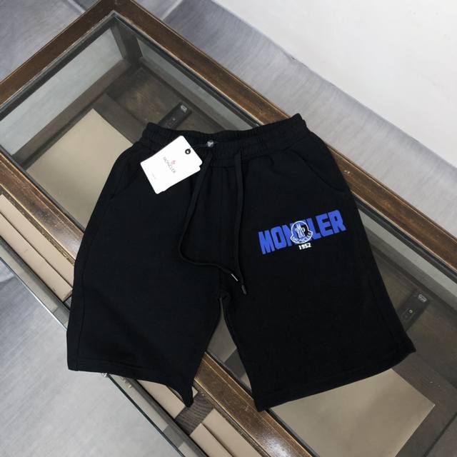 Mon*Cler 蒙*口 新款休闲短裤～定制卫衣毛圈棉面料，柔软舒适亲肤感极佳，吸汗透气！品牌标志性彩色Logo图案，简约休闲款式打造休闲与个性兼备的时髦单品，