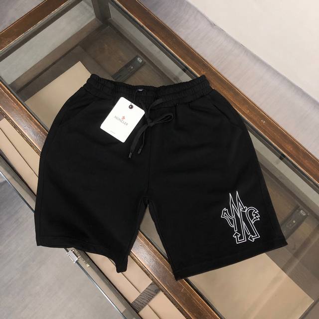 Mon*Cler 蒙*口 新款休闲短裤～定制卫衣毛圈棉面料，柔软舒适亲肤感极佳，吸汗透气！品牌标志性Logo图案，简约休闲款式打造休闲与个性兼备的时髦单品，大气