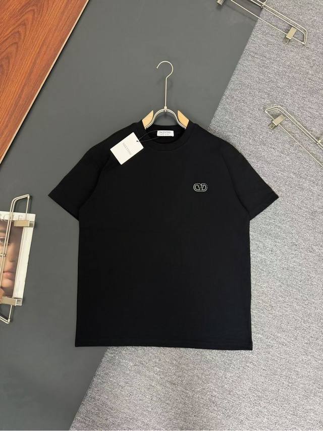 Valentino*华伦天奴*280G克重磅纯棉T恤宽松版 刺绣工艺Logo设计 春夏新款圆领时尚短袖T恤 贴肤舒适，耐看又好穿 原厂工艺一丝不苟，休闲百搭必备