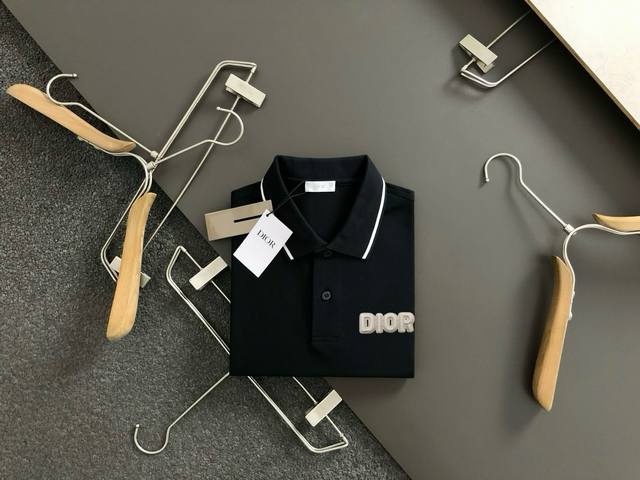 Dior迪奥 夏季新款T恤翻领短袖Polo衫，专柜定制面料 透气舒适度高，材质:69.7%棉 26.4%聚酯纤维 3.9%氨纶 款式:通款细节无可挑剔，品牌元素