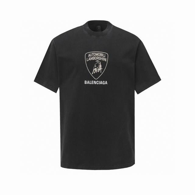 Balenciaga巴黎 X Lamborghini Fall25Ss联名系列徽章盾牌洗水短袖 该系列的亮点之一是全新的兰博基尼合作，从传统的联名图案T恤 印有